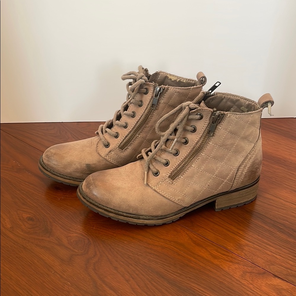 Steve Madden Taupe Lace Up Boots,lace up style with zippers,quilted look,perfect